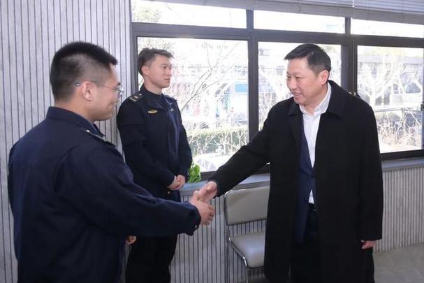 提高商場安全防范通過專業(yè)保安服務(wù)保障顧客安全